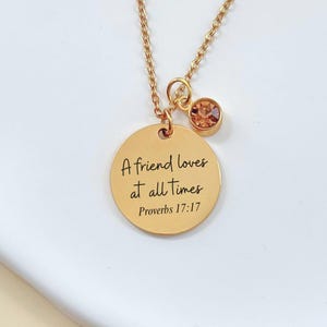 Sprüche 17:17 Halskette mit Birthstone, graviert Ein Freund liebt Schmuck, Freundschafts-Halskette