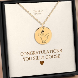 Collier de remise des diplômes Silly Goose, bijoux gravés personnalisés pour elle, cadeau de félicitations pour fille, cadeau mignon petite amie, promotion 2025
