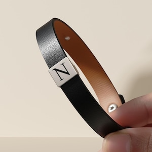 Initiaalarmband voor heren: custom letter gegraveerde sieraden, premium veganistisch leer