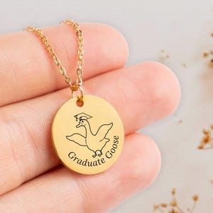 Collier oie diplômée, cadeau de remise des diplômes stupide oie pour elle, cadeau drôle gravé personnalisé pour fille, pour ami, cadeau mignon pour petite amie