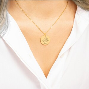 Dainty necklace, cable chain and round pendant.
Length: 20 in/ 50 cm