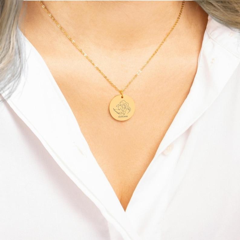 Dainty necklace, cable chain and round pendant.
Length: 20 in/ 50 cm