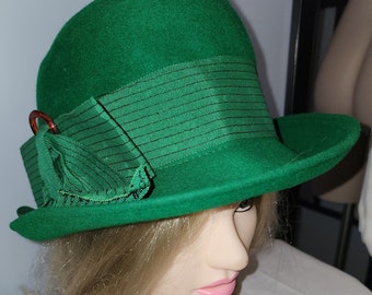 Vintage Green Hat 1950s 60s Wool Felt Bowler Fedora Hat Large Bow Mid Century St Patricks Day 21 22 in.