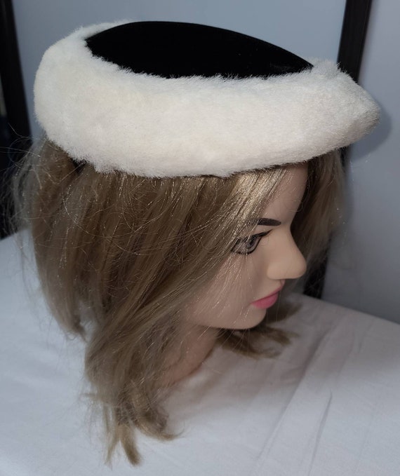 Sale vintage 1950s hat black velvet white faux fu… - image 8