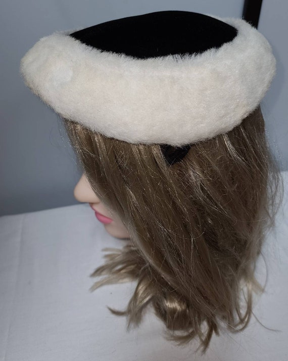 Sale vintage 1950s hat black velvet white faux fu… - image 7