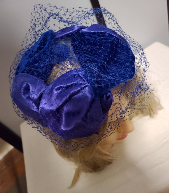 Vintage cocktail hat 1950s blue velvet purple sat… - image 3