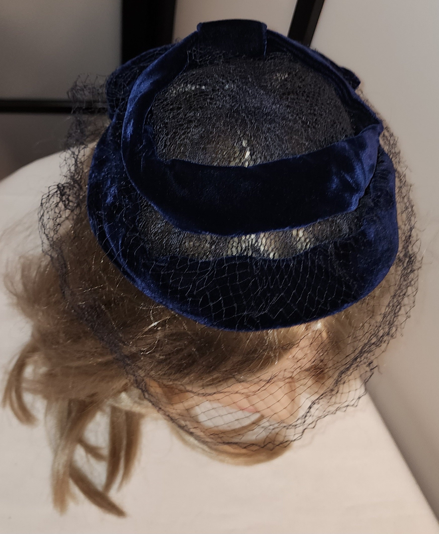 1950’s Elegant Navy Blue Fascinator with Netting. Authentic Navy Large Sinamay Disk Wedding Fascinator main image 4