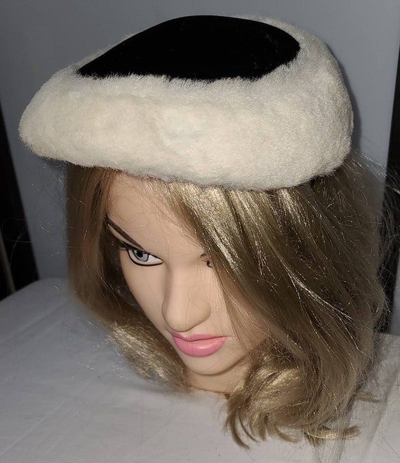 Sale vintage 1950s hat black velvet white faux fu… - image 1