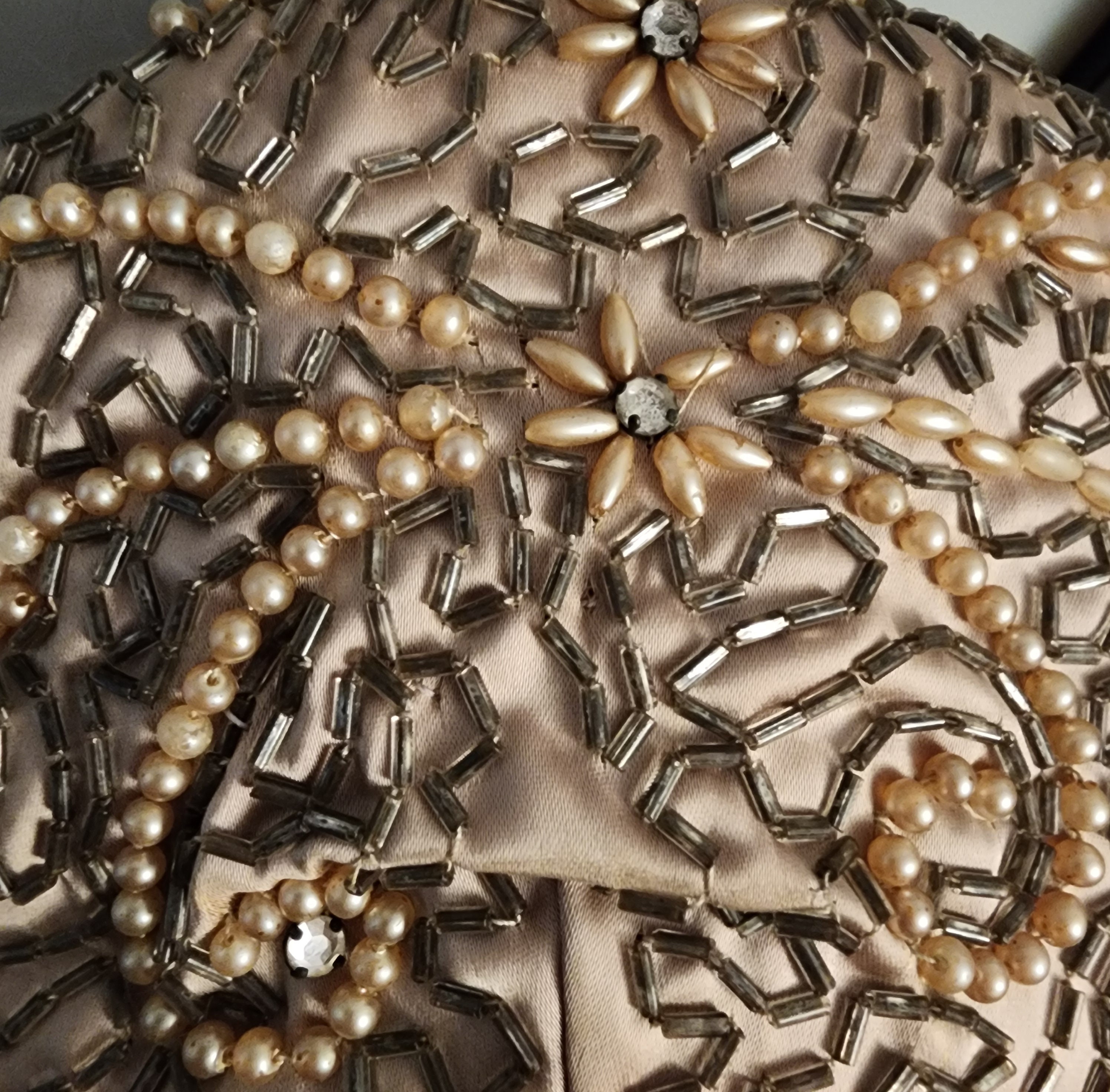 Vintage Beaded Hat 1950s Asymmetric Beige Satin Cocktail Hat  display picture 1