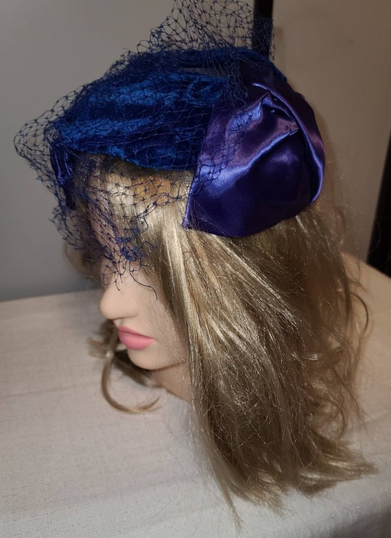 Vintage cocktail hat 1950s blue velvet purple sat… - image 6