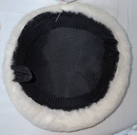 Sale vintage 1950s hat black velvet white faux fu… - image 10