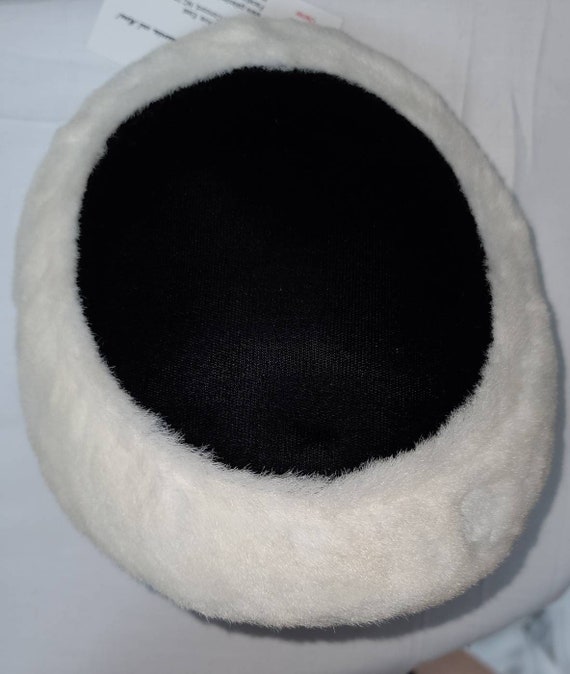 Sale vintage 1950s hat black velvet white faux fu… - image 4
