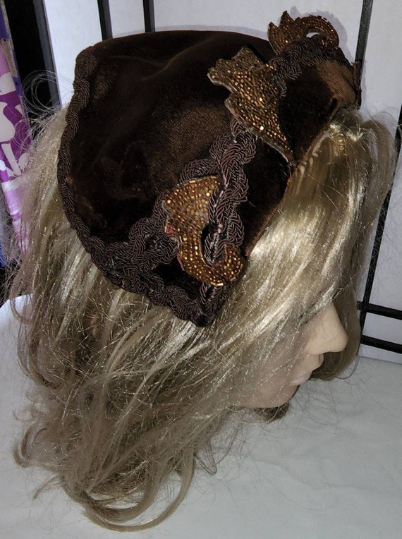 Vintage half hat 1940s 50s large brown velvet gla… - image 1