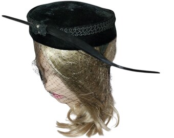 Vintage Feather Hat 1950s Round Black Velvet Cocktail Hat  display picture 1