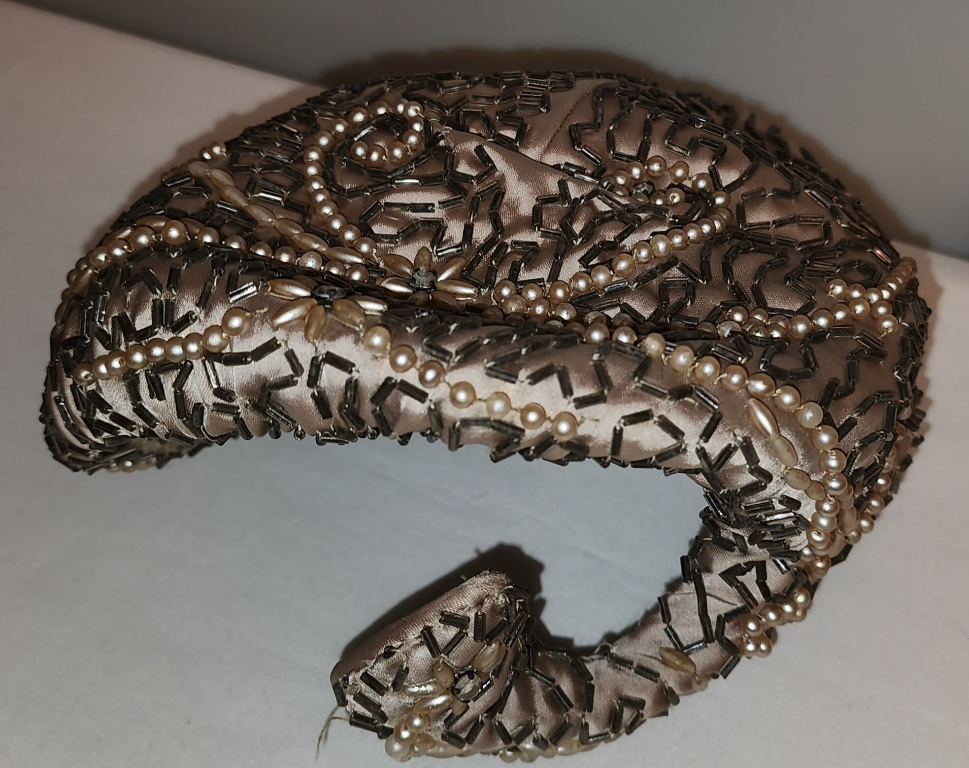 Vintage Beaded Hat 1950s Asymmetric Beige Satin Cocktail Hat  display picture 3