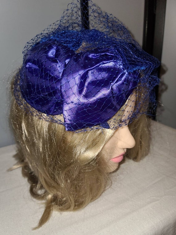 Vintage cocktail hat 1950s blue velvet purple sat… - image 5