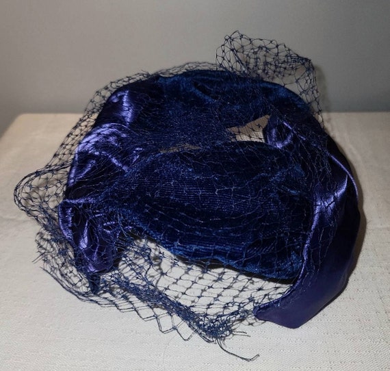 Vintage cocktail hat 1950s blue velvet purple sat… - image 9