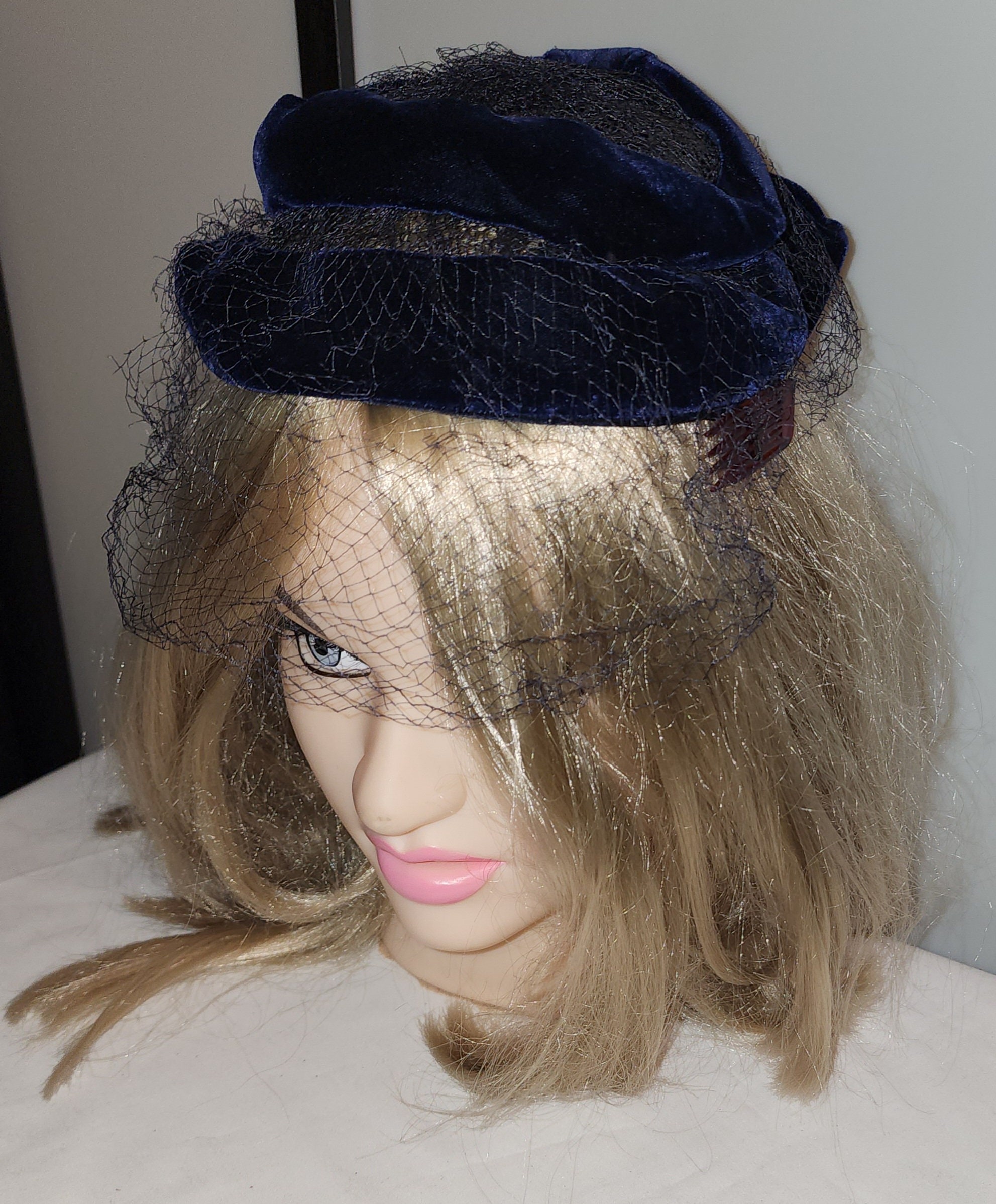 1950’s Elegant Navy Blue Fascinator with Netting. Authentic Vintage Fascinator Hat 1950s Dark Blue Velvet Ribbon Bow  main image 2
