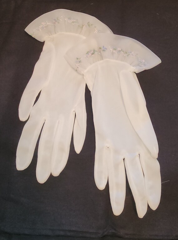 Vintage Nylon Gloves 1950s White Nylon Wrist Glove