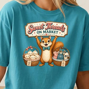 Sweet Threads On Market jordekorre med skylt T-shirt | Ekorrälskare, bekväma färger, anpassad företagsdesign