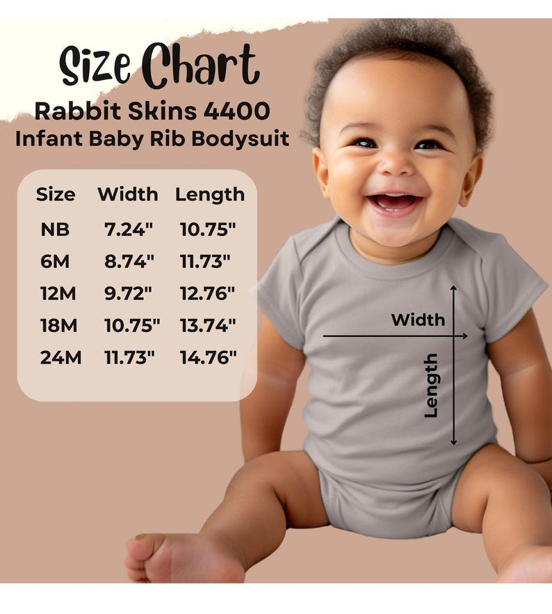 K&ouml;nnte beinhalten: Ein l&auml;chelndes Baby tr&auml;gt einen grauen Baby-Body. Das Bild enth&auml;lt eine Gr&ouml;&szlig;entabelle f&uuml;r den Rabbit Skins 4400 Baby-Ripp-Body, die Ma&szlig;e in Zoll f&uuml;r die Gr&ouml;&szlig;en NB bis 24M zeigt.
