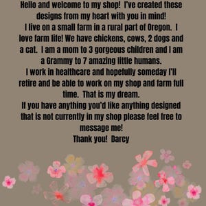 K&ouml;nnte beinhalten: Digitale Kunstgrafik mit dem Text "threesassydumplings.design.com". Der Text befindet sich auf einem taupefarbenen Hintergrund mit rosa Blumen im Aquarellstil. Der Text beschreibt das Leben und den Shop des Besitzers.