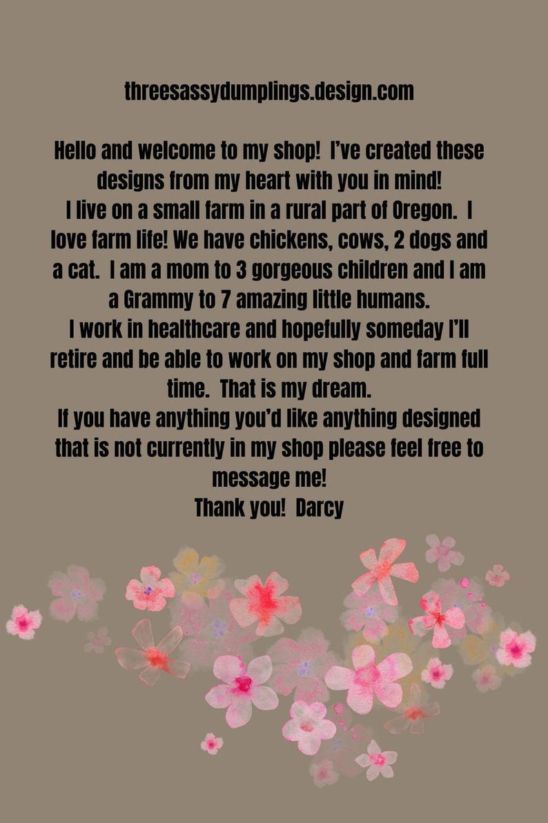 K&ouml;nnte beinhalten: Digitale Kunstgrafik mit dem Text "threesassydumplings.design.com". Der Text befindet sich auf einem taupefarbenen Hintergrund mit rosa Blumen im Aquarellstil. Der Text beschreibt das Leben und den Shop des Besitzers.