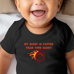 Mein Papa ist schneller als dein Papa  Dieser süße Babybody ist genau das Richtige, um zu prahlen, wie toll dein Papa ist!