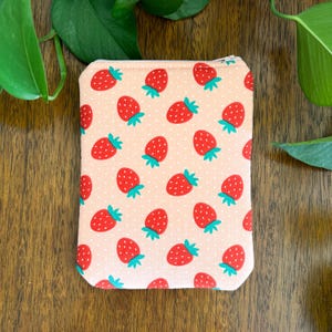 Strawberry print, paperwhite sleeve with zipper/padded e-reader cover/zippered kindle sleeve