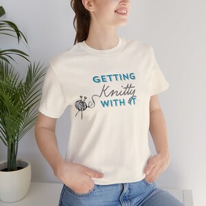 Camisa de tricô engraçada – Ficando tricotada com ela Camiseta de manga curta