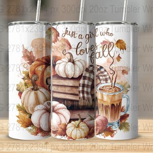 Könnte beinhalten: Ein weißer 20-Unzen-Becher-Wrap-Design mit einer Aquarell-Illustration von Kürbissen, Herbstblättern, einem Stapel Büchern, einem karierten Schal und einer Tasse Kaffee. Der Text "Just a girl who loves fall" ist in brauner Schrift geschrieben.