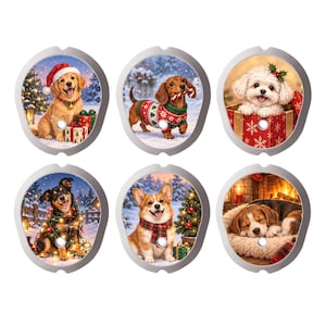 Pode incluir: Um conjunto de seis ornamentos ovais com ilustrações de cães em cenários natalícios: um golden retriever com gorro de Pai Natal, um dachshund com camisola, um cachorro branco numa caixa de presente, um cão com luzes, um corgi com cachecol e um beagle a dormir.
