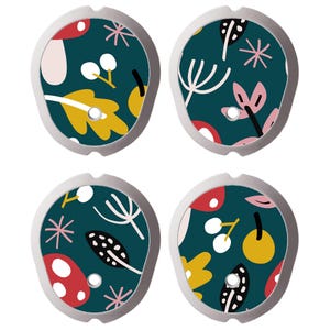 Può includere: Quattro cerotti adesivi circolari con sfondo verde ottanio scuro caratterizzati da un motivo ripetuto di funghi stilizzati, bacche bianche, foglie gialle e fiori rosa a forma di stella. Ogni cerotto presenta un foro centrale e un bordo grigio chiaro.