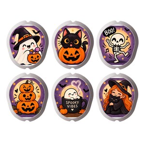 Op de afbeelding: Zes ronde stickers met Halloween-thema's: een geest met een pompoen, een zwarte kat in een pompoen, een dansend skelet met de tekst BOO!, drie gestapelde pompoenen, een geest in een mok met SPOOKY VIBES en een heks met een zwarte kat.
