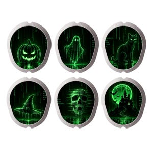 Pode incluir: Um conjunto de seis bases para copos circulares com gráficos digitais verdes em estilo matriz. Os designs incluem uma abóbora, um fantasma, um gato, um chapéu de bruxa, um crânio e uma casa assombrada com lua cheia, em código binário.