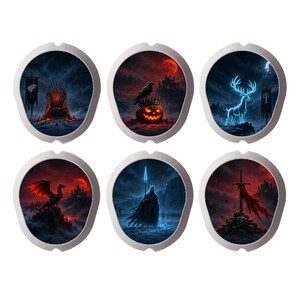 Pode incluir: Um conjunto de seis bases para copos decorativas de formato oval com ilustrações de fantasia. Os designs incluem um trono de ferro, uma abóbora com coroa, um veado azul brilhante, um dragão vermelho, uma figura com lança e uma espada em crânios.