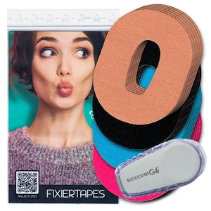 Könnte beinhalten: Ein Set ovaler Klebepflaster in Beige, Schwarz, Blau und Pink für ein Dexcom G6 Glukose-Messgerät. Die Verpackung zeigt einen QR-Code, den Schriftzug FIXIERTAPES sowie die Abbildung einer Person in einem strukturierten Pullover.
