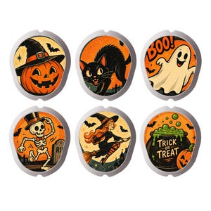 Op de afbeelding: Een set van zes ronde Halloween-decoratieplaatjes met illustraties van een pompoen, een zwarte kat, een geest met de tekst BOO!, een skelet, een heks op een bezemsteel en een ketel met de tekst TRICK OR TREAT.