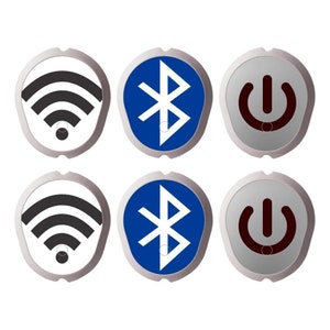 Op de afbeelding: Zes ronde, zilverkleurige knoppen met verschillende symbolen. De bovenste rij heeft een zwart wifi-symbool, een blauw Bluetooth-symbool en een grijze aan/uit-knop. De onderste rij heeft een zwart wifi-symbool, een blauw Bluetooth-symbool en een rode aan/uit-knop.