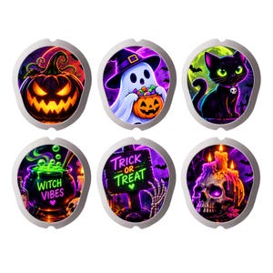 Op de afbeelding: Een set van zes ronde decoratieve magneten met levendige Halloween-illustraties: een gloeiende pompoen, een geest met een snoepemmer, een zwarte kat, een ketel met de tekst Witch Vibes, een bord met Trick or Treat en een schedel.