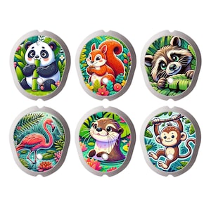 Pode incluir: Seis adesivos circulares com ilustrações coloridas de desenhos animados de um panda com bambu, um esquilo com uma bolota, um guaxinim, um flamingo rosa, uma lontra na água e um macaco pendurado num galho, cada um com um orifício central.