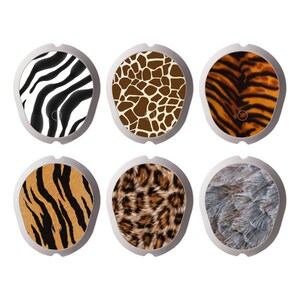 Op de afbeelding: Zes ronde, witte, plastic knoppen met verschillende dierenprintontwerpen. De ontwerpen omvatten zebra, giraffe, tijger, luipaard en twee verschillende verenpatronen.