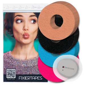 Puede incluir: Un conjunto de parches adhesivos circulares en beige, negro, azul y rosa, diseñados para un sensor Dexcom gris. El empaque presenta un código QR etiquetado como ANLEITUNG y el texto FIXIERTAPES, junto a la imagen de una persona con labios fruncidos.