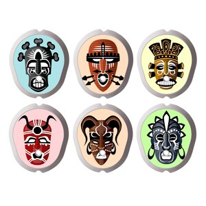 Puede incluir: Un conjunto de seis placas decorativas circulares para pared, cada una con una ilustración de máscara estilizada única. Las máscaras están representadas en varios colores, incluyendo azul claro, marrón, amarillo, rosa, beige y verde claro, con patrones.