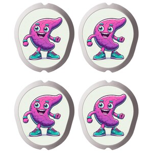 Op de afbeelding: Een set van vier ronde onderzetters, elk voorzien van een cartoonillustratie van een lachend, roze, getextureerd orgaankarakter met armen en benen. Het figuur draagt turquoise sneakers en polsbandjes op een lichtgekleurde achtergrond.