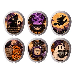 Może przedstawiać: Zestaw sześciu owalnych przedmiotów dekoracyjnych z ilustracjami o tematyce Halloween: czarny kot na książkach, kociołek z fioletowym eliksirem, czarownica na miotle, stos dyń z krukiem, butelka Witches Brew oraz duch trzymający kubek.