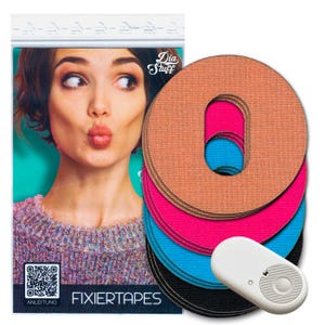 Op de afbeelding: Een set ronde zelfklevende pleisters in beige, roze, blauw en zwart, met een centrale ovale uitsparing. De pleisters liggen naast een klein wit ovaal apparaatje met een knop met textuur en een verpakking met de tekst Dia Stuff.