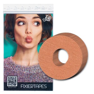 Op de afbeelding: Een verpakking met bruine Fixiertapes van stof, een soort medische tape, met een gat in het midden. De verpakking is gelabeld met "Fixiertapes" en heeft een QR-code en de woorden "Anleitung" linksonder.