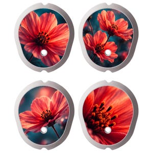 Può includere: Quattro coperture circolari in plastica bianca con stampe ad alta risoluzione di vivaci fiori di cosmo rosso-arancio su uno sfondo blu ottanio scuro. Ogni copertura presenta un piccolo foro circolare vicino al bordo inferiore e due tacche.
