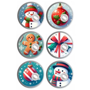 Könnte beinhalten: Sechs runde Weihnachts-Flaschenverschlüsse mit verschiedenen Designs: ein Schneemann, ein Weihnachtsbaumschmuck, ein Lebkuchenmann, ein verpacktes Geschenk, ein Schneemann und ein Weihnachtsbaumschmuck.